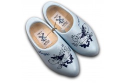 Geboorteklompjes met naam licht-blauw + koe-decor schoenmaat 24