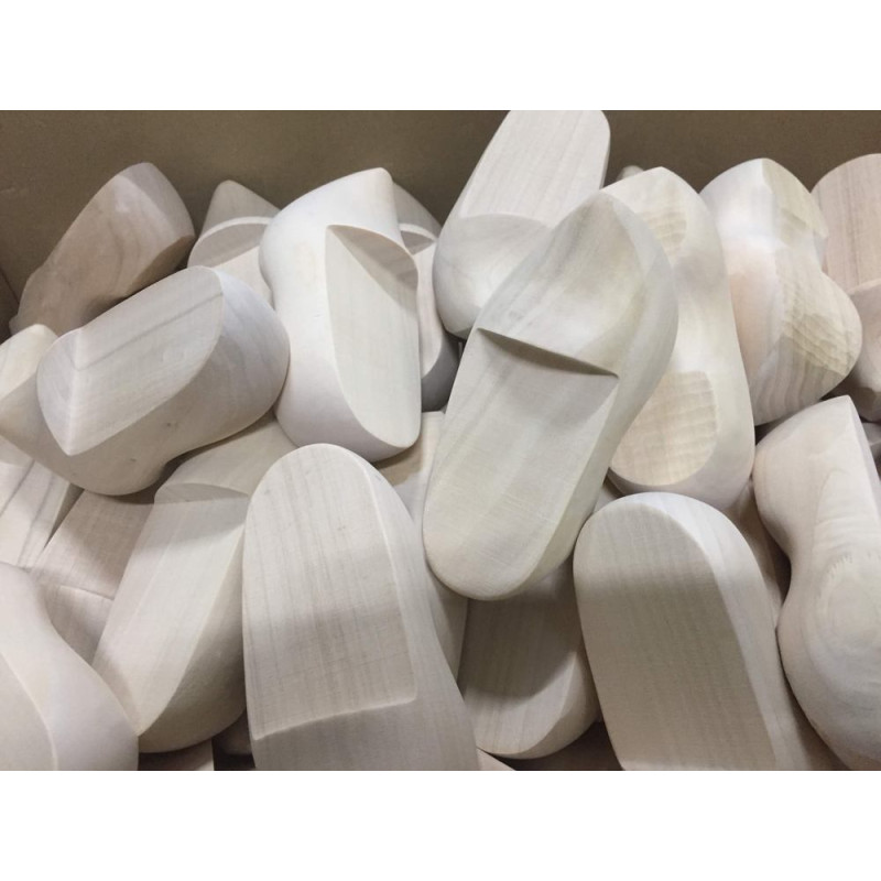 10 stuks houten klompjes +/- 13  cm 10 stuks houten klompjes +/- 13  cm