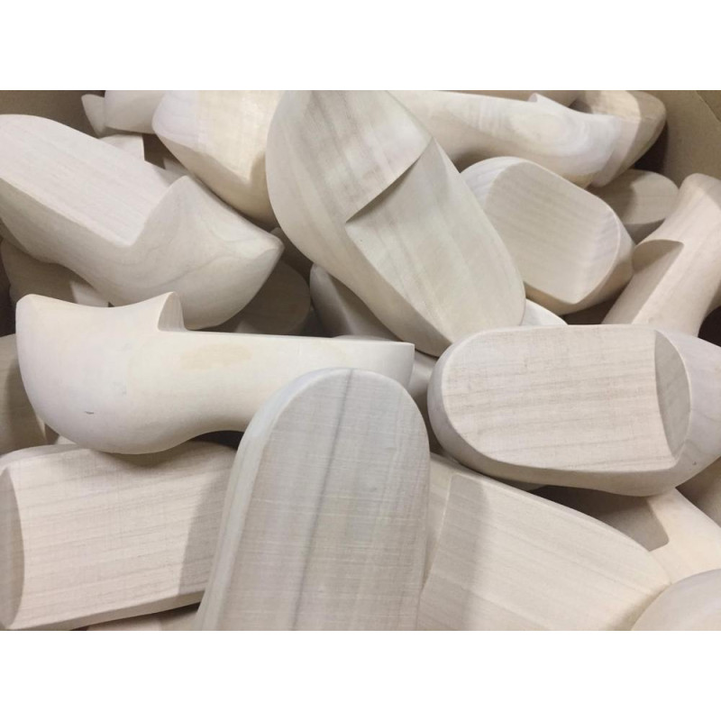 10 stuks houten klompjes +/- 13  cm 10 stuks houten klompjes +/- 13  cm