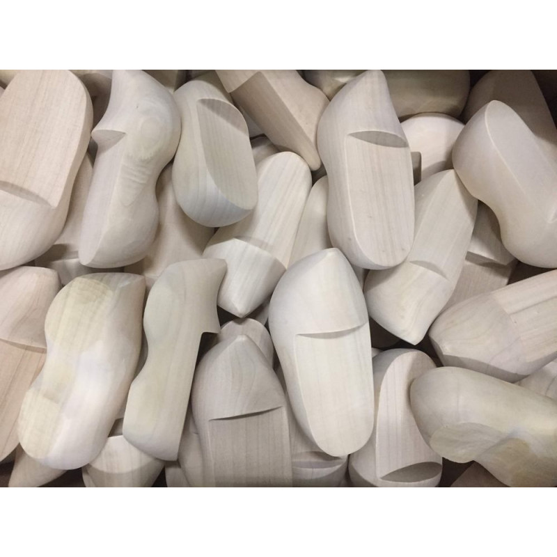 10 stuks houten klompjes +/- 13  cm 10 stuks houten klompjes +/- 13  cm